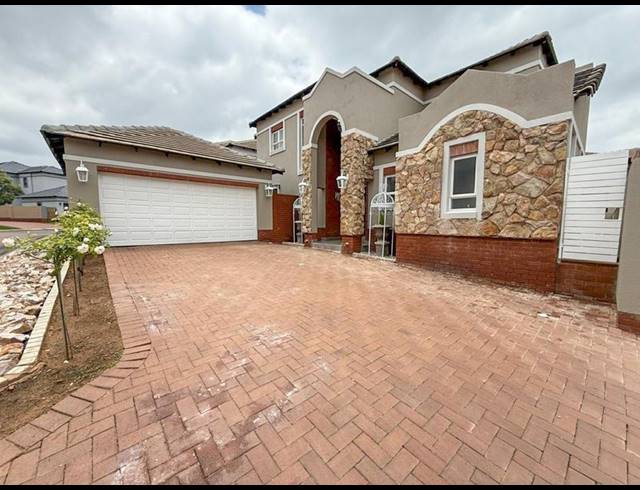 4 BEDROOM TOWNHOUSE FOR SALE IN MIDSTREAM ESTATE